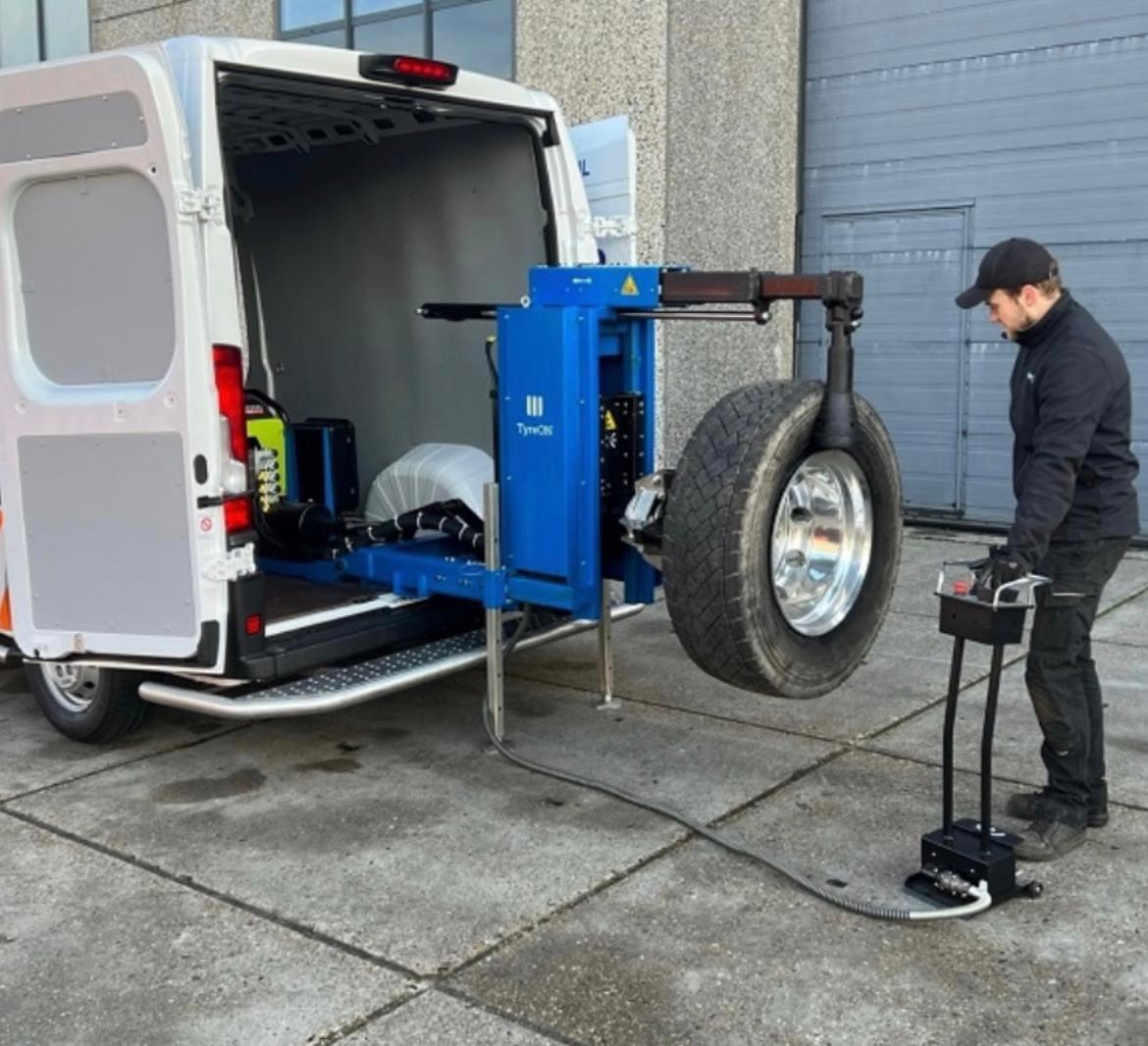 Bestelbus van IB Mobiele Banden Service vervangt vrachtwagenband op locatie voor magazijn